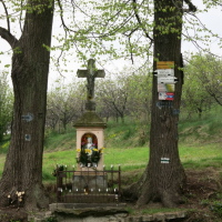Kapliczka na Przełęczy Biadasowskiej w Beskidzie Małym w Paśmie Bliźniaków